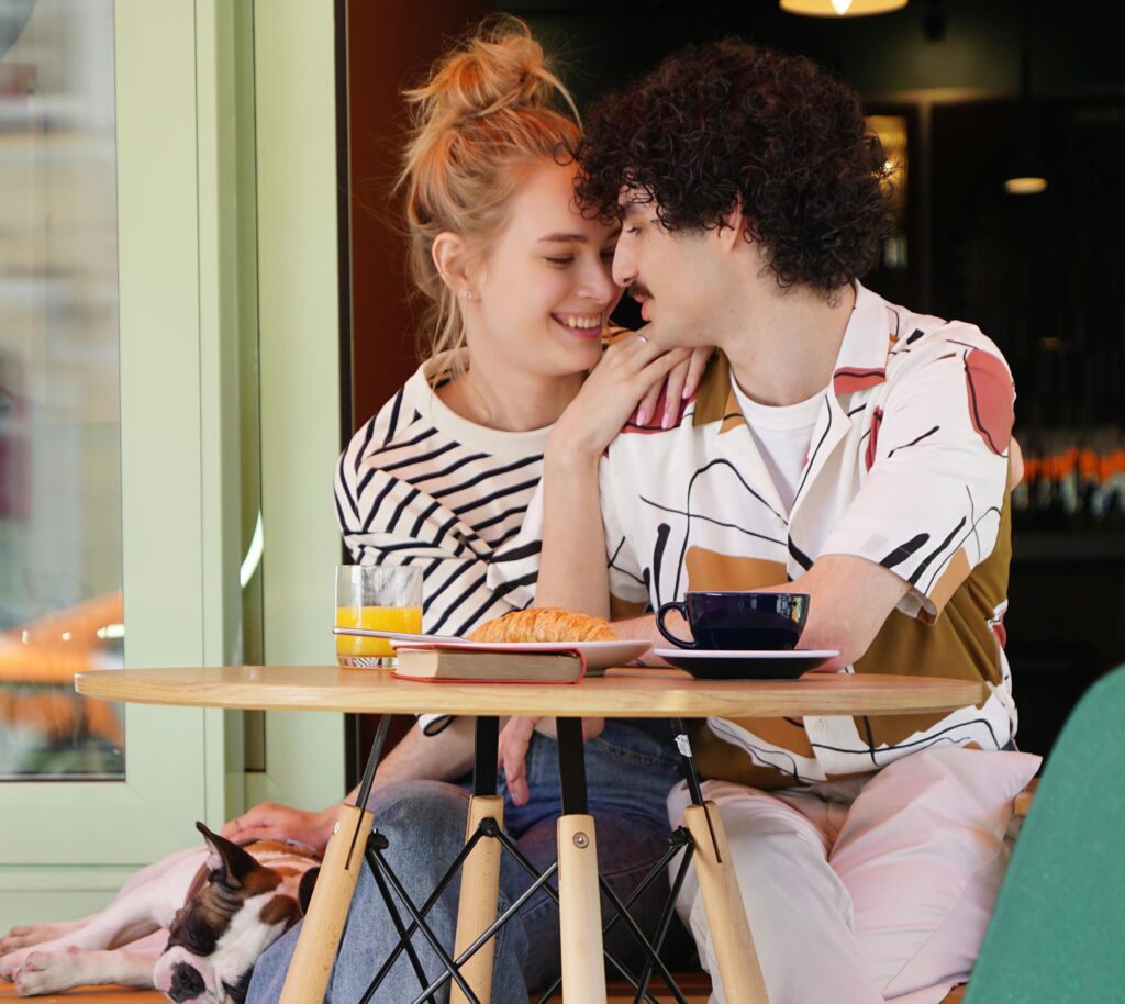Dating tips for men in their 30s – confident man smiling on a coffee date