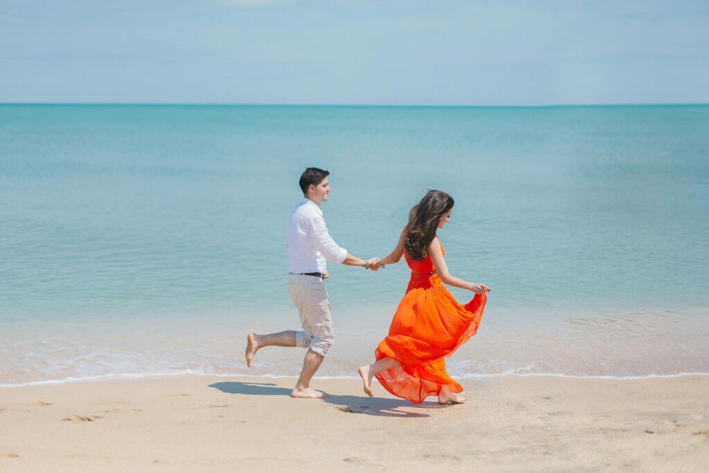 Couple meeting at a social event – where to find love in your 30s